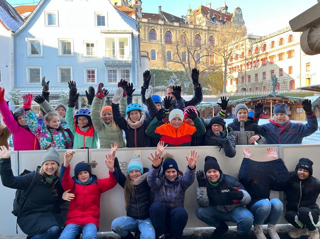 Die Klasse 5B an der Eisbahn. Foto: Linsenbolz