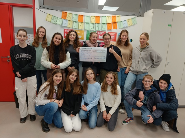 Die Fair-Trade-AG präsentiert den Spendenscheck (2 Schüler fehlen). Foto: Riester