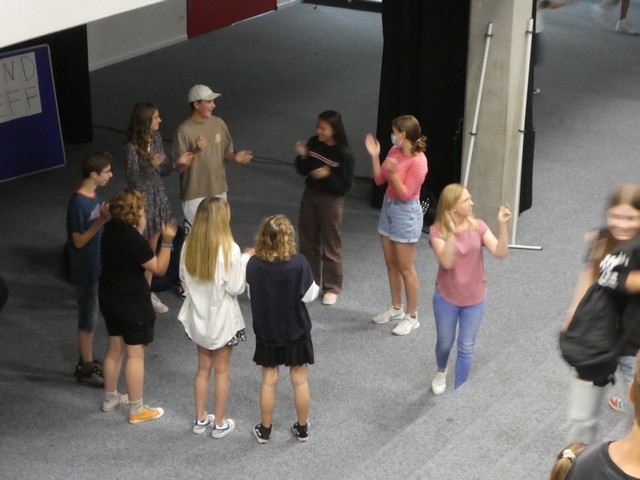 Schülergruppe, die mit dem Flashmob beginnt