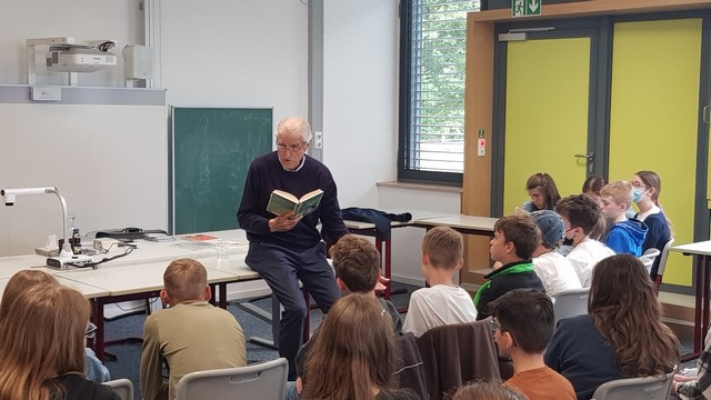 Der Autor Manfred Mai liest aus seinem Buch