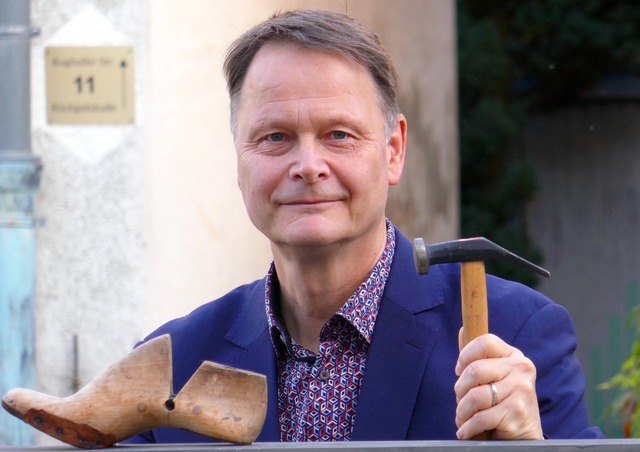 Rolf-Bernhard Essig mit Schusterleisten. Foto: Gudrun Schury.