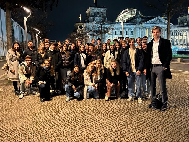 Die Schülergruppe mit dem Bundestagsabgeordneten Robin Mesarosch. Foto: Glöckner