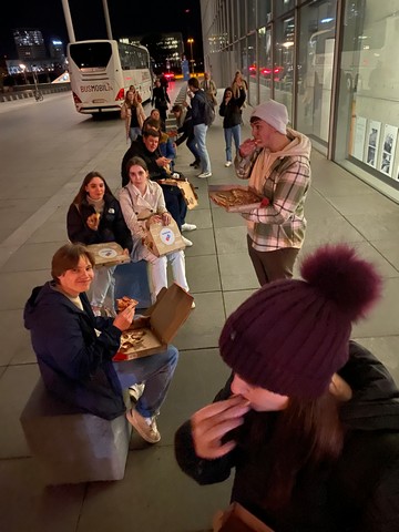 Pizza vor dem Hotel. Foto: Glöckner