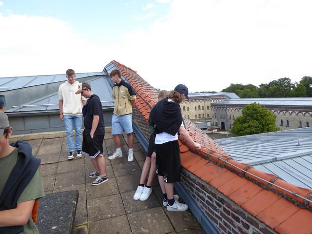 Schüler/innen der 10B auf dem Dach der Bundesfestung. Foto: Irmler