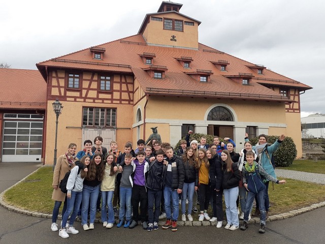 Die Klasse 8A vor dem alten Gebäude der Firma ZOLLERN. Foto: Bulling