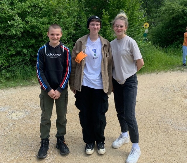 Nele Bader, Greta Leukhardt (Mitte und rechts, beide Grundschule Inzigkofen) und Felix Dreher (Haus der Natur in Beuron). Foto: Berens