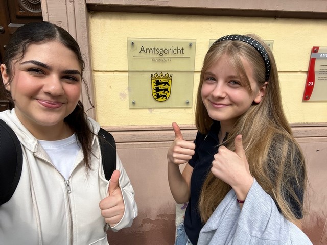 Nefise Cifci und Leonie Seez erkundeten das Amtsgericht Sigmaringen. Foto: Berens.