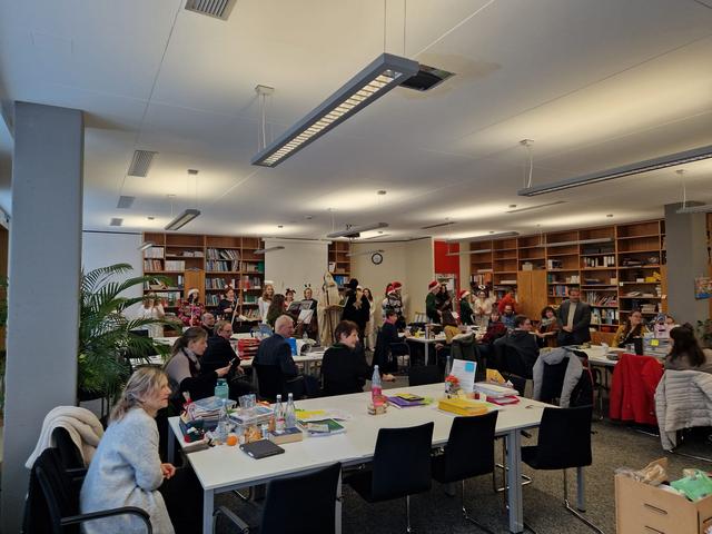 Die Gäste werden im Lehrerzimmer von Bischof Nikolaus empfangen. Foto: Körkel