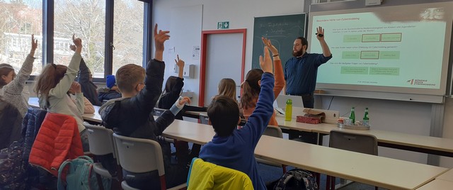 Marius Neu vom "Bündnis gegen Cybermobbing" startet das Projekt mit den Siebtklässlern. Foto: Saurbier