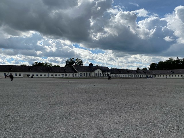 Das Hauptgebäude im ehem. Konzentrationslager Dachau. Foto: Stihl