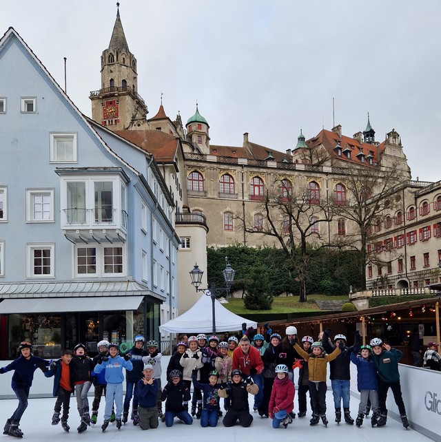 Die 5A auf der Eisbahn vor dem Sigmaringer Schloss. Foto: Körkel.