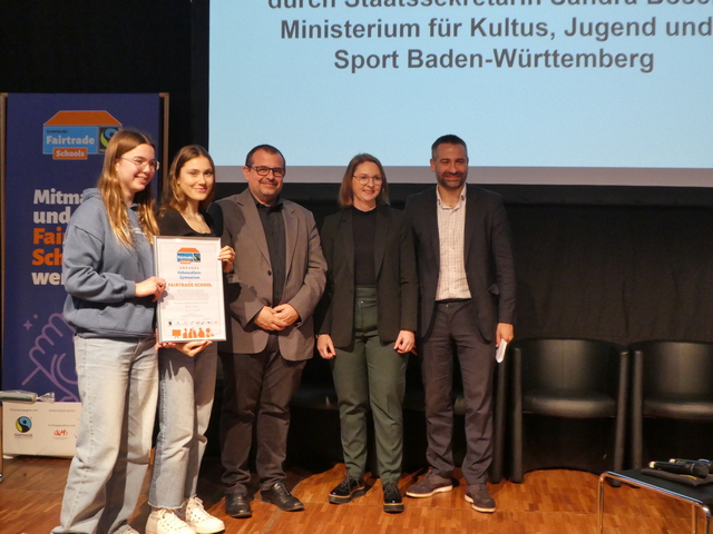 Lotta Kühn (Fairtrade-AG), Elisa Stihl (Fairtrade-AG), Schulleiter Martin Hoffmann, Staatssekretärin Sandra Boser, Philipp Keil, Geschäftsführer SEZ. Foto: Edenhofer