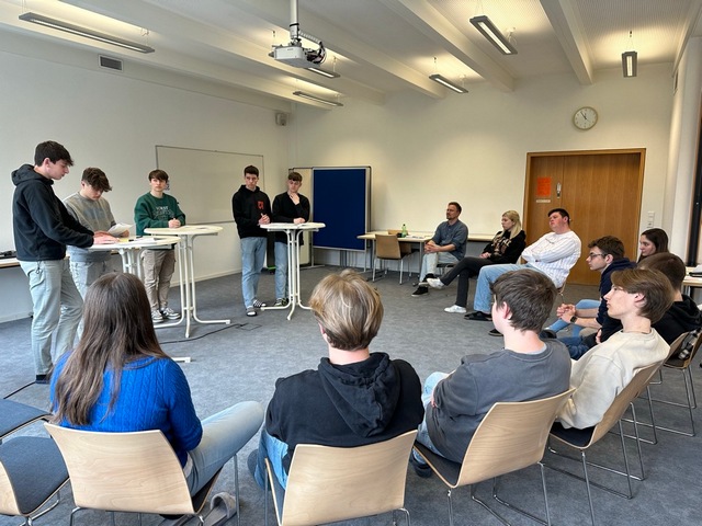 Die Schüler/innen des LK Gk diskutieren über die Demokratie. Foto: Glöckner