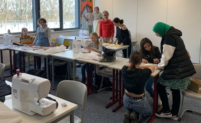 Die Schülerinnen der Mode-AG bei der Arbeit. In der Mitte Frau Schröck. Foto: Doldinger.