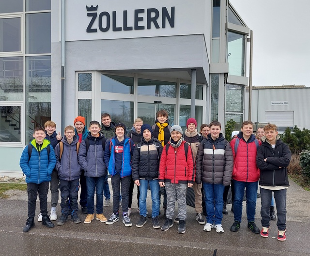 Die NWT-Gruppe Klasse 8 vor dem Zollern-Werk Herbertingen. Foto: Blum