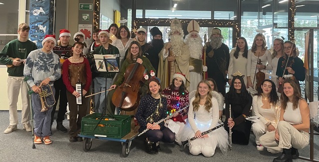 Der Nikolaus mit Begleitung im HZG. Foto: Halmer.