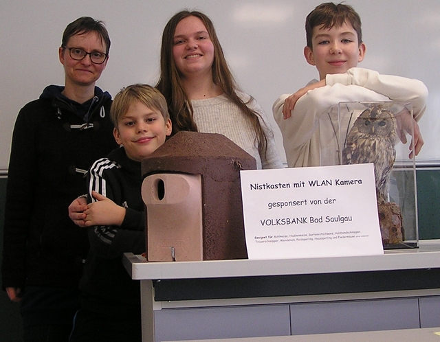 Schüler/innen der Imker-AG und Biologie-Lehrerin Anke Irmler präsentieren den neuen Nistkasten. Foto: Irmler