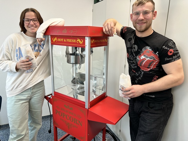 Maya Kratzer und David Richter von der SMV freuen sich über die Popcorn-Maschine. Foto: Hoffmann