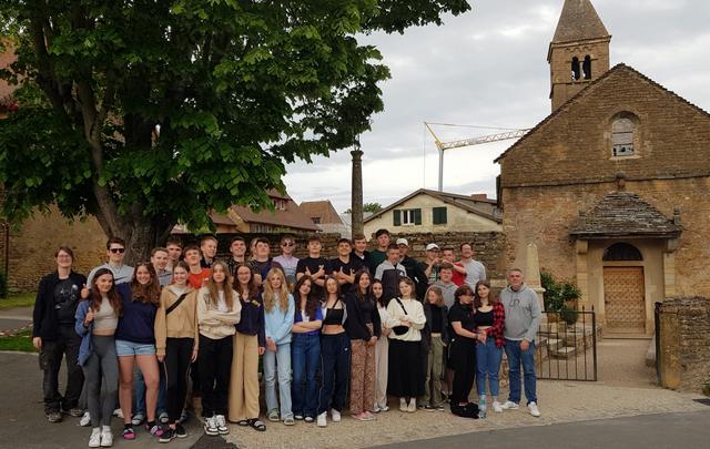 Die Schülergruppe vor der Dorfkirche von Taizé. Foto: Körkel