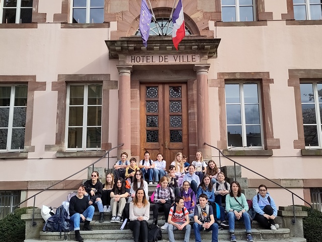 Die Schüler/innen vor dem Rathaus in Thann. Foto: Kastelsky