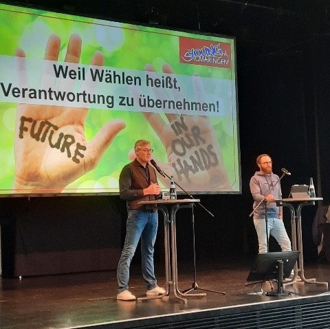 Bürgermeister Dr. Marcus Ehm und Gemeinschaftskundelehrer Tobias Berens (v.l.) zeigen den anwesenden Erstwählerinnen und -wählern auf, warum es wichtig ist, das eigene Wahlrecht zu nutzen. Foto: Stadt Sigmaringen.