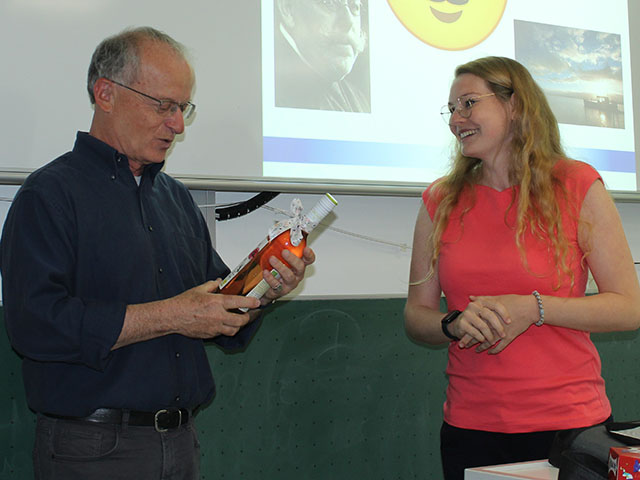 Die Vorsitzende der Fachschaft Biologie, Kristina Fries, bedankt sich bei Prof. Dr. Thomas Mettenleiter. Foto: Stumpp.