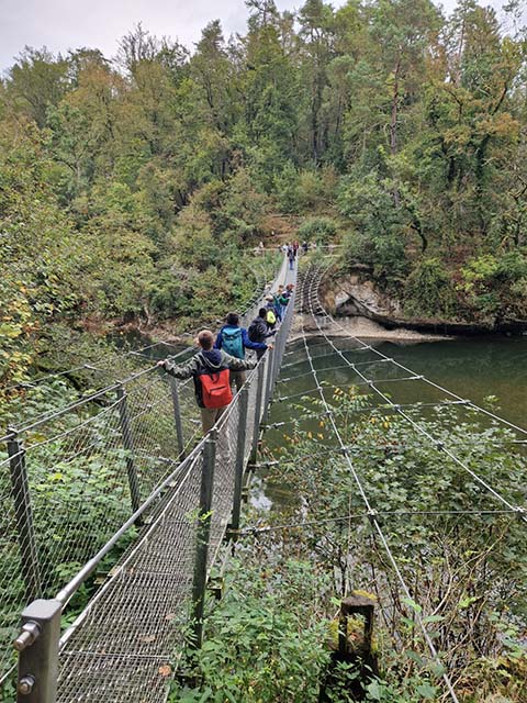 Auf der Hängebrücke in Inzigkofen. Foto: Körkel